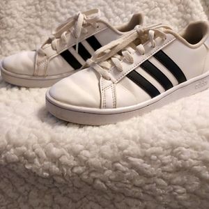 Adidas 3 Stripe Grand Court 2.0 Tennis Shoe Sneakers Kids size 2 White/B…